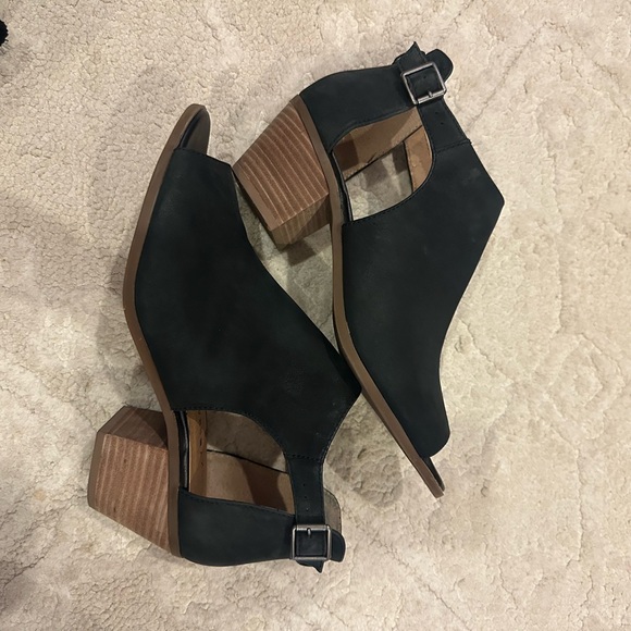 Lucky Brand Shoes - Black shoe with ankle strap and open toe